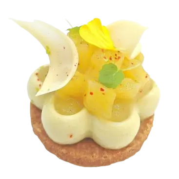 Dessert crémeux onctueux à l'estragon, tartare d'ananas victoria de la réunion au piment d'Espelette, streusel amandes, gel ananas et tuile inspiration yuzu @valrhona 